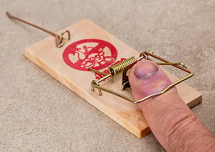 Thumb landing in mousetrap