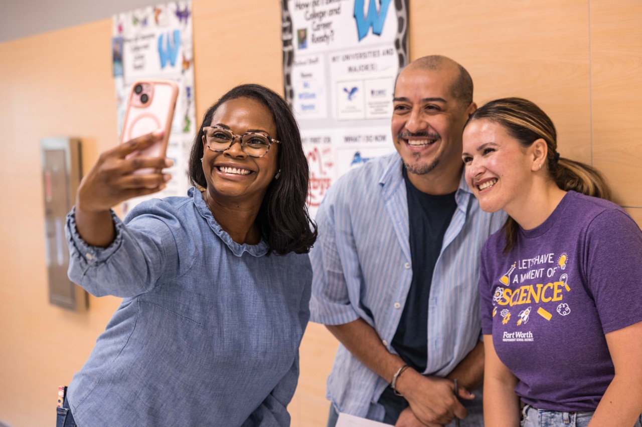 Tierney Tinnin taking a selfie with two teachers in a classroom